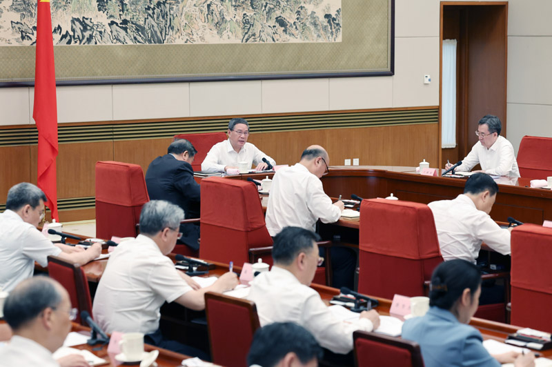 以“加快發(fā)展數(shù)字經(jīng)濟(jì)，促進(jìn)數(shù)字技術(shù)與實(shí)體經(jīng)濟(jì)深度融合”為主題，進(jìn)行第三次專題學(xué)習(xí)