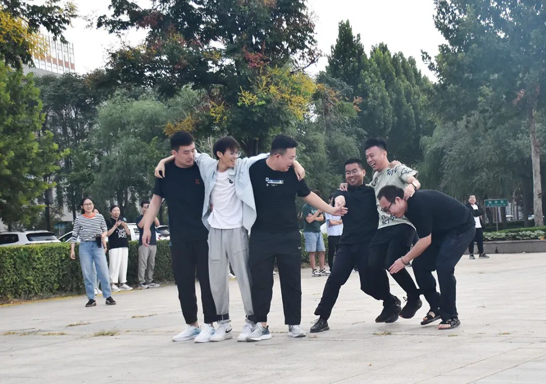 環(huán)球軟件舉行“迎中秋，慶國(guó)慶”員工趣味運(yùn)動(dòng)會(huì)