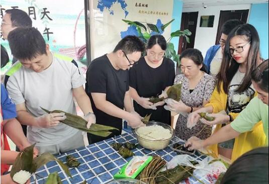 “粽”情端午·情暖環(huán)球 | 我們一起包粽子！