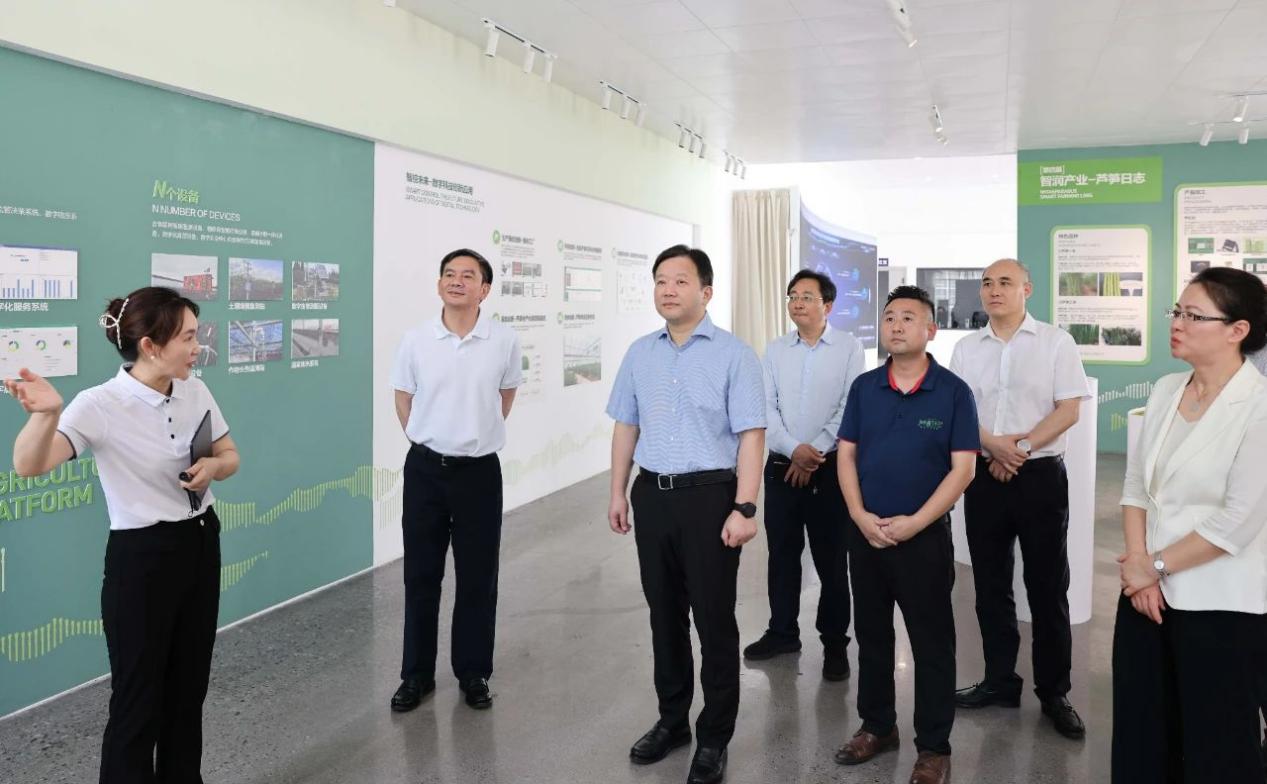 四川省委常委、成都市委書記曹立軍調(diào)研新津區(qū)國家數(shù)字設(shè)施農(nóng)業(yè)創(chuàng)新應(yīng)用基地